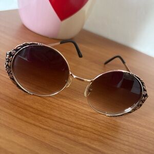 Round Sunglasses w/ Floral Engraving And Brown Gradient Lenses
